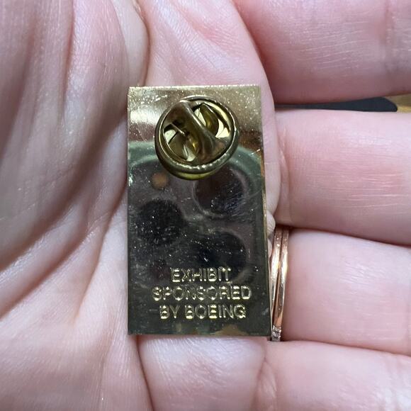 Russia Moscow Treasures & Traditions Vintage Hat Lapel Pin Sponsored Boeing - Picture 2 of 5